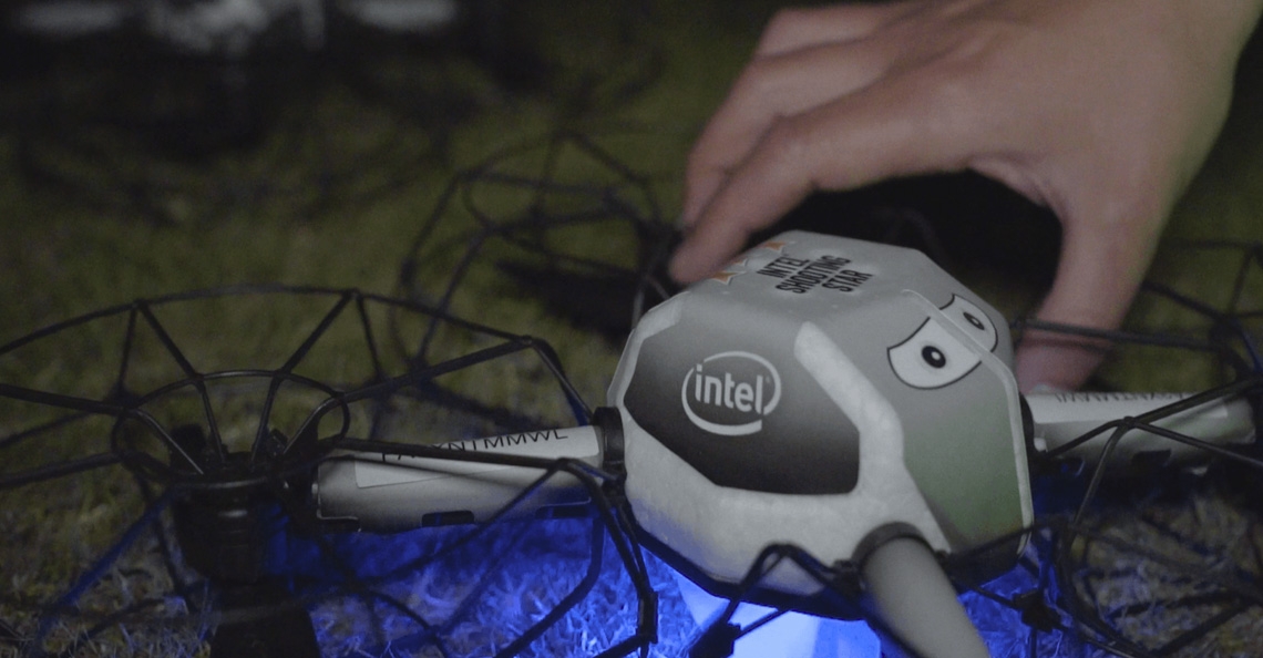 1502360645-intel-lichtshow-singapore-drones-led-autonoom-vliegen-08-2017.jpg