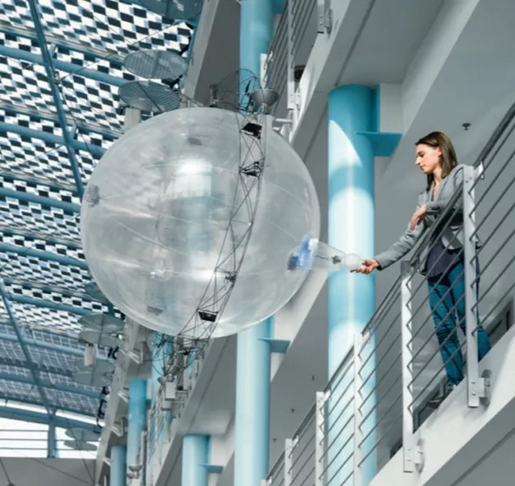 Bolvormige drone zuigt objecten op en bezorgt ze Bolvormige drone zuigt objecten op en bezorgt ze