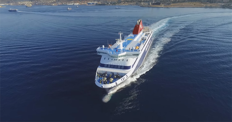 Uitvarend schip bij Griekenland gefilmd met DJI Phantom 3 Pro