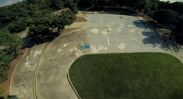 FPV racen op verlaten buiten kartbaan FPV racen op verlaten buiten kartbaan