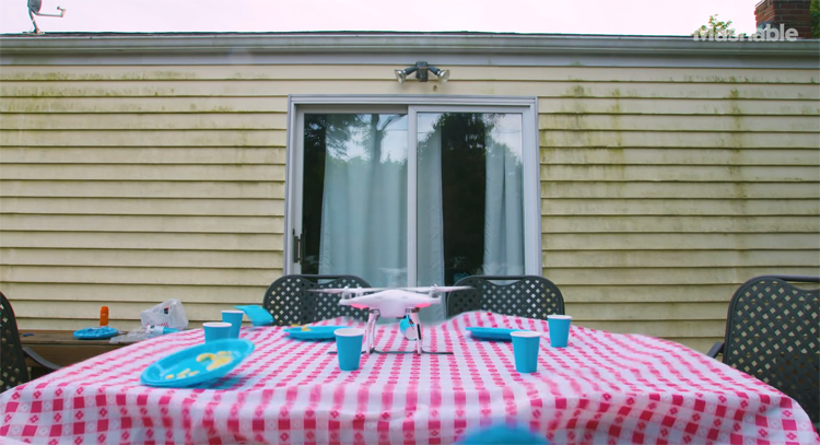 Drone ruimt de tafel op na het eten