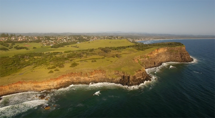 Prachtige drone luchtopnames bij Lennox Head kliffen, Australië Prachtige drone luchtopnames bij Lennox Head kliffen, Australië
