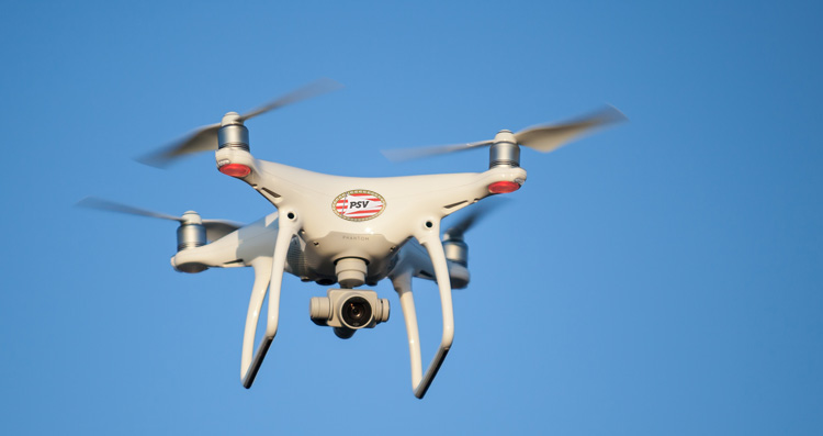 PSV trainer Phillip Cocu is blij met drone PSV trainer Phillip Cocu is blij met drone