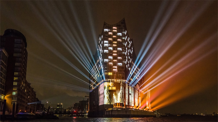 Elbphilharmonie concertgebouw in Hamburg gefilmd met drone Elbphilharmonie concertgebouw in Hamburg gefilmd met drone