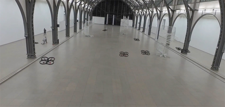 Acht Parrot AR.Drones vliegen synchroon