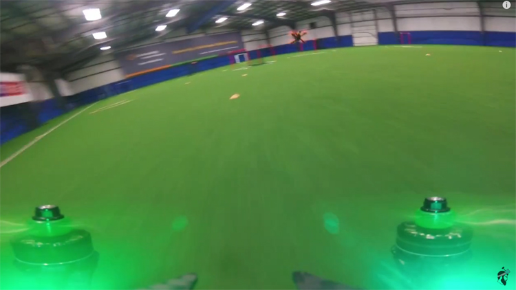 Op hoge snelheid FPV racen in sporthal Op hoge snelheid FPV racen in sporthal