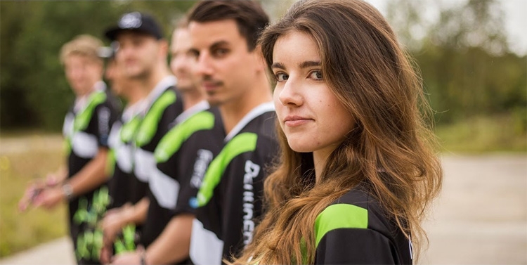 MaiOnHigh - Vliegen door een verlaten pand in Osijek, Kroatië