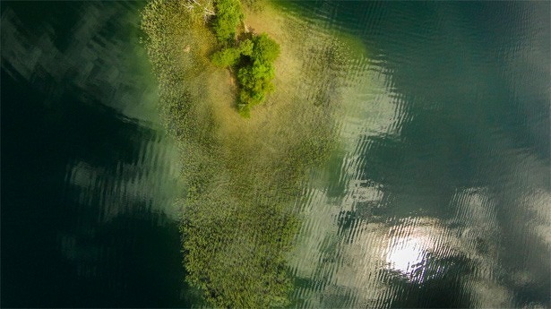 dronestagram-foto-wedstrijd-07-tiny-island-meer-van-galve-door-karolis-janulis
